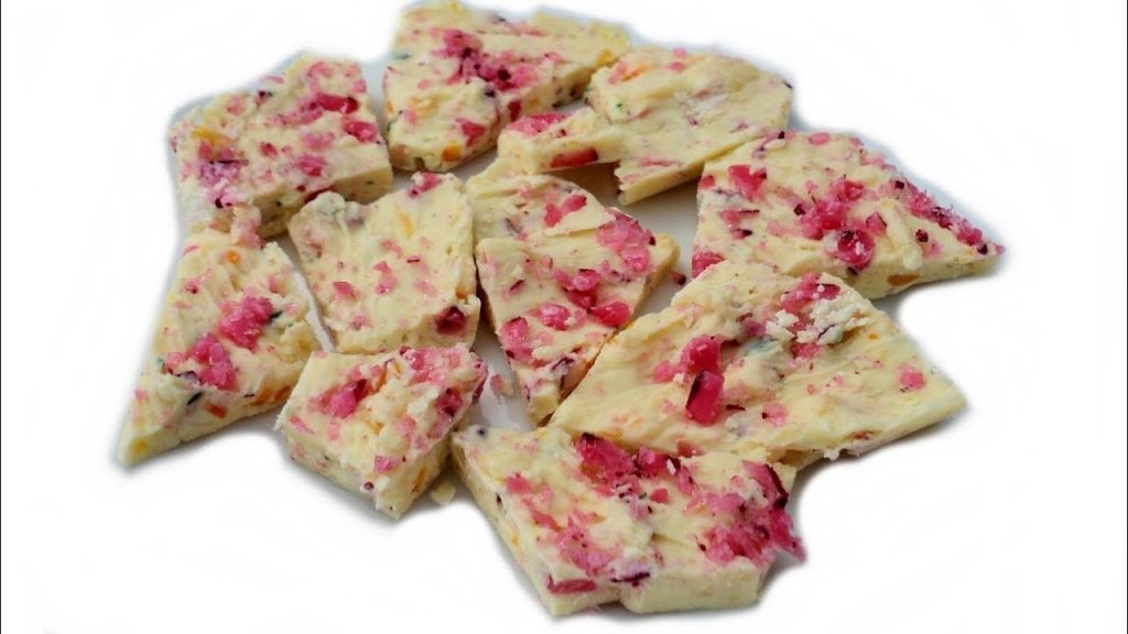 SIMPLE HOMEMADE PEPPERMINT CANDY CANE BARK CHRISTMAS RECIPE